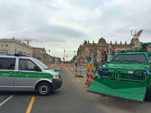 Die Polizei sperrt die Schlossbrücke und ein Teilstück Unter den Linden ab.