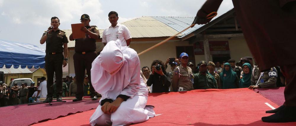 Eine Frau in der indonesischen REgion Acehnese wird am Montag öffentlich ausgepeitscht. Sie wurde mit ihrem Freund gesehen - unverheiratet.