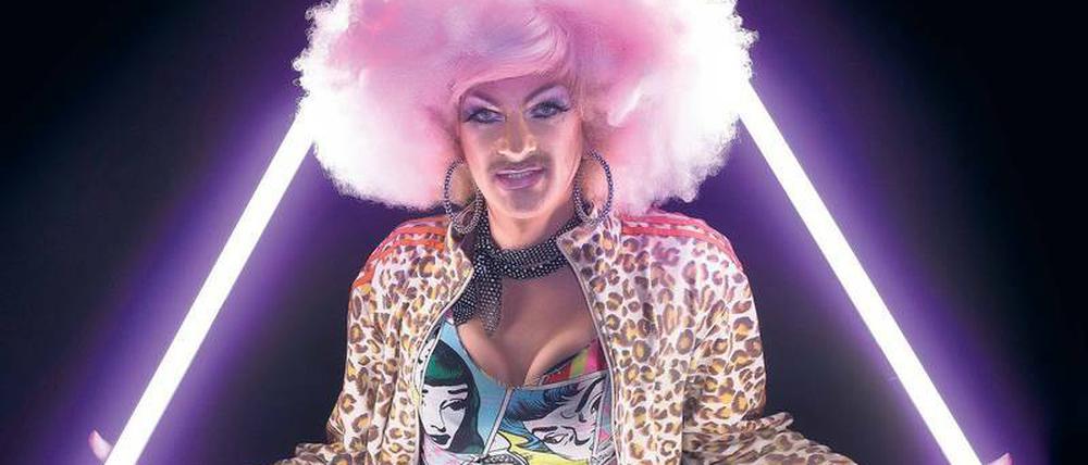 Leuchtturm. Gloria Viagra ist mit High Heels und Perücke gut 2,20 Meter groß.