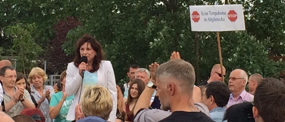 Hier steht sie nun, sie kann nicht anders: Katrin Vogel beim "Anwohnertreffen".