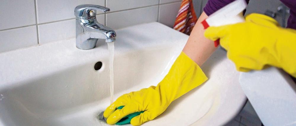 Fast vier Millionen Putzfrauen arbeiten in deutschen Privathaushalten - die meisten von ihnen schwarz.