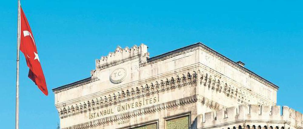 Das Portal einer Universität ist mit der türkischen Flagge geschmückt.