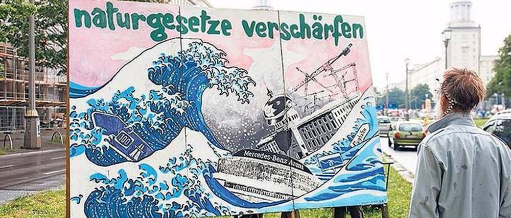 Politik als Happening. Die Bergpartei, die sich auch „ÜberPartei“ nennt, präsentiert sich mit einem Aufsteller auf der Frankfurter Allee