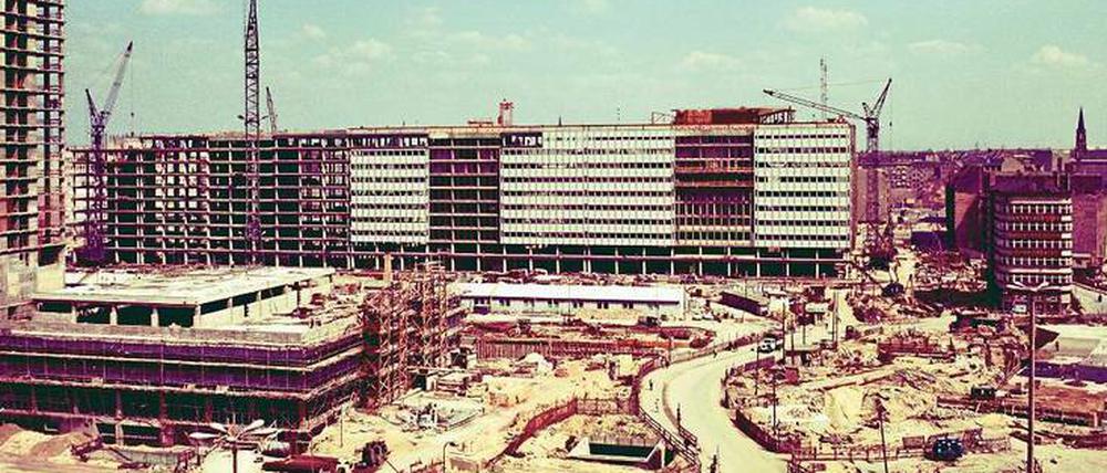 Ende der Sechziger und in den siebziger Jahren kamen verkehrsberuhigte Zonen in Berlins Osten und Westen in Mode. Der Alexanderplatz war schon 1967 eine Großbaustelle, die DDR ordnete die Bebauung neu.