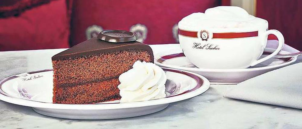 Aber bitte mit Schlag. Obers gehört zum Original dazu, so wie die Marille in der Mitte.