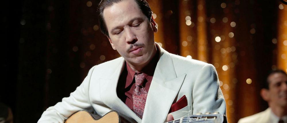 Der Schauspieler Reda Kateb in der Rolle als Django Reinhardt - eine Szene des Films "Django".