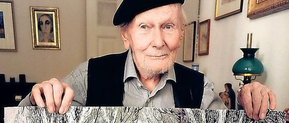 Gerhard Finke zeichnet auch mit 100 Jahren noch. Unser Foto entstand vor zwei Jahren in seiner Wohnung.