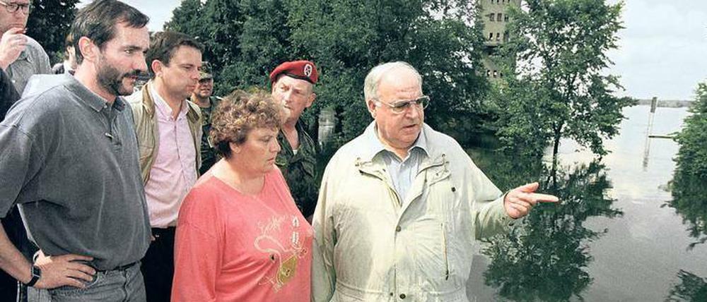Juli 1997, ein unfassbarer Sommer. Matthias Platzeck, damals 43, neben Bundeskanzler Helmut Kohl und Bürgern am Oderbruch.