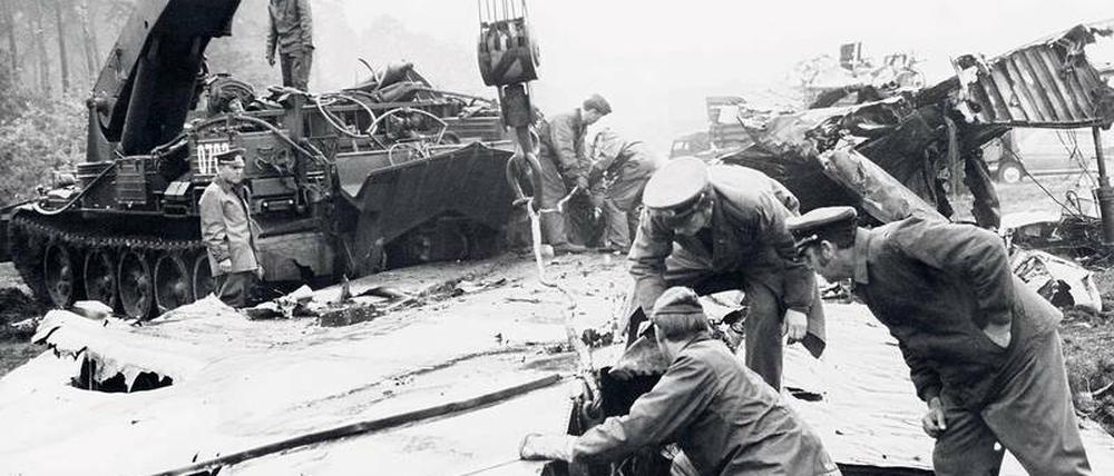 Soldaten der Nationalen Volksarmee wurden im August 1972 zur Unglücksstelle in Wildau gerufen. Beim Absturz der IL 62 waren 156 Menschen ums Leben gekommen.