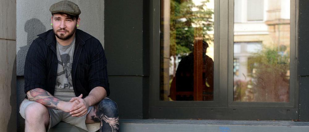 Auf Christian Weißgerbers Knie war früher eine Hakenkreuztätowierung zu sehen. Heute klärt er Schulklassen über Neonazis auf.