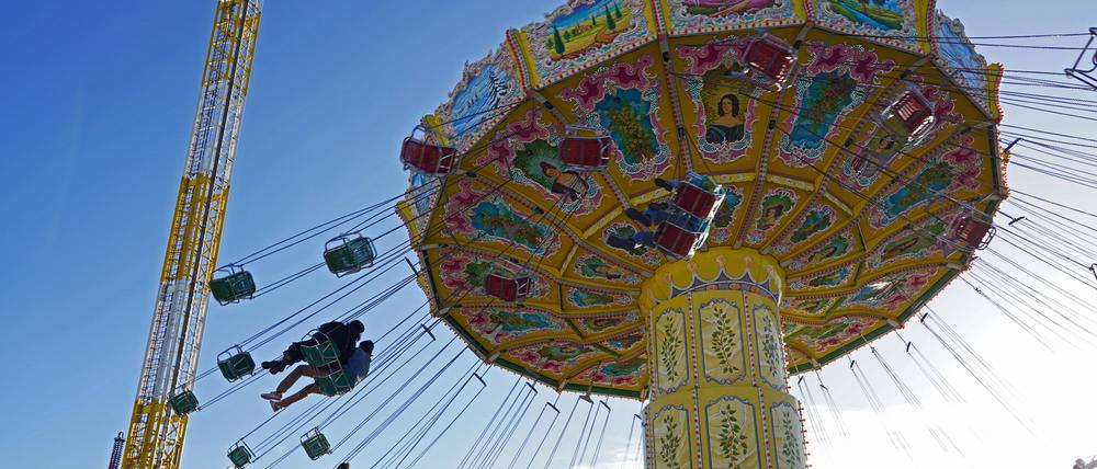 Ein Kettenkarussell dreht sich auch bald auf dem 1. Berliner Wintertraum .