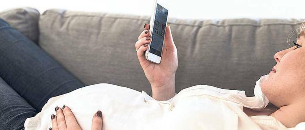 Schnell beraten. Über die App helfen Hebammen bei der Geburtsvorbereitung oder bei Stillproblemen.