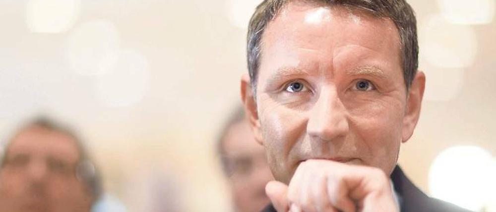 Hinter vorgehaltener Faust. Dass er aus der Partei ausgeschlossen werden könnte, fürchtet Björn Höcke nicht mehr.