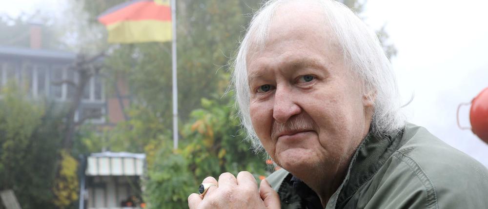 Zuhause. Erardo Rautenberg in seinem Garten in Brandenburg an der Havel, Herbst 2017.