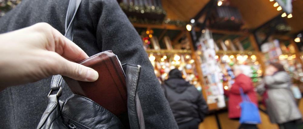 Alltägliches Delikt. Taschendiebstähle wie auf diesem Symbolbild sind in Berlin keine Seltenheit.