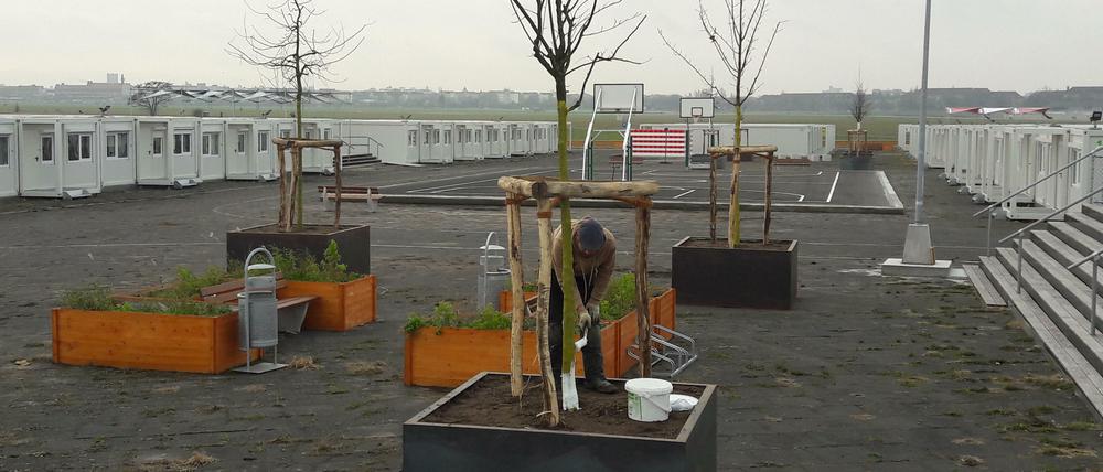 Eine Raucherecke unter Bäumen im neuen Containerdorf von Tempelhof.