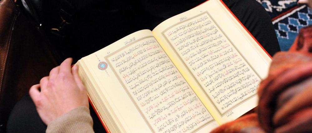 Trotz Verfassungsschutz. Michael Müller zeichnete 2015 Imam Sabri noch mit dem Berliner Verdienstorden aus.