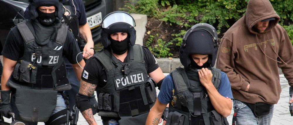 Berliner Beamte dürfen ihre Tattoos nun im Dienst zeigen.