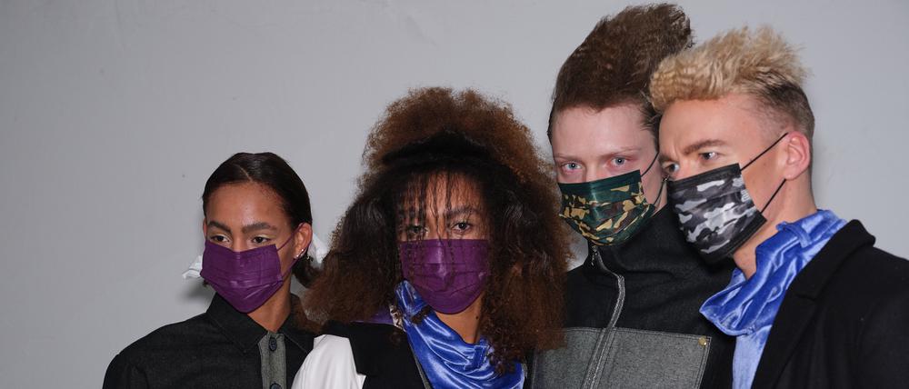 Models targen bei der Modenschau von Damur Huang Gesichtsmasken.