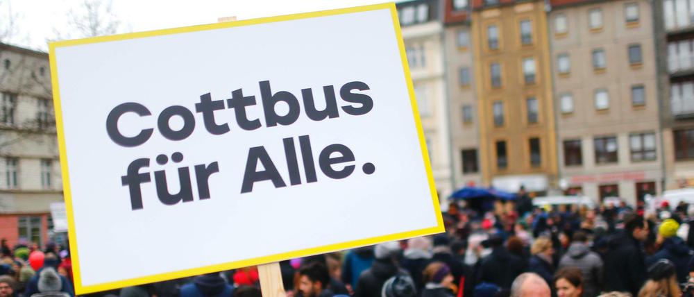 "Cottbus für alle" steht auf dem Schild, mit dem ein Mann 2018 bei einer Dmonstration in Cottbus für eine weltoffene Gesellschaft hochhielt.