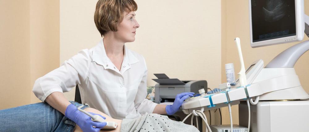 Ultraschall, Abbruch - können Schwangere sich gut informieren? Der Paragraf, der Information einschränkt, wird heftig debattiert.