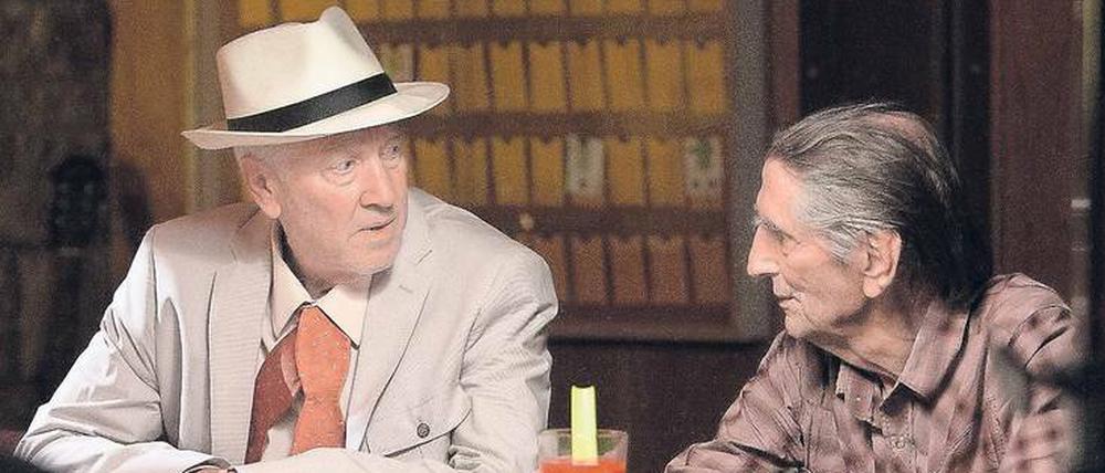 Lucky (Harry Dean Stanton, r.) philosophiert mit Howard (David Lynch) über Gott und die Welt.