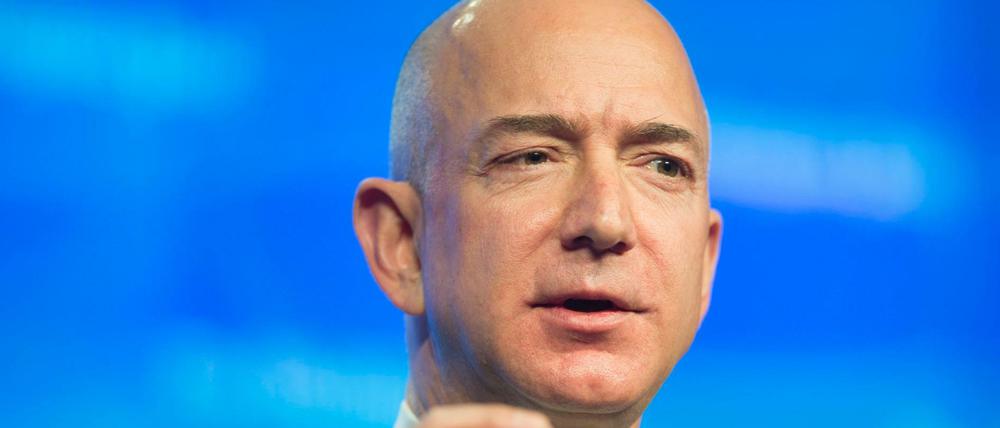 Jeff Bezos, Präsident und Gründer des Internet-Unternehmens Amazon, ist jetzt der reichste Mensch der Welt und verdrängt Microsoft-Gründer Bill Gates.