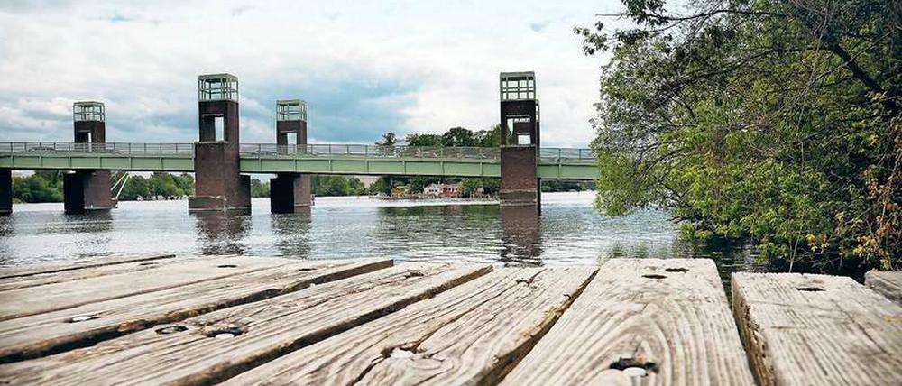 Die Spandauer Seebrücke in der „Wasserstadt“. Bausenatorin Lompscher will dort Sozialwohnungen errichten.