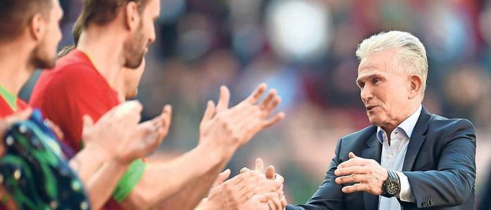 Dank an den Großmeister. Trainer Jupp Heynckes führte die Mannschaft mit seiner unnachahmlichen Art wieder zusammen – und schließlich zur Meisterschaft.