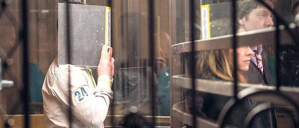 Der Angeklagte, der Susanne Fontaine im Tiergarten getötet haben soll, bestreitet die Tat. Damit das Gericht sein Alter feststellen kann, musste am Mittwoch eigens ein Gutachter aussagen.