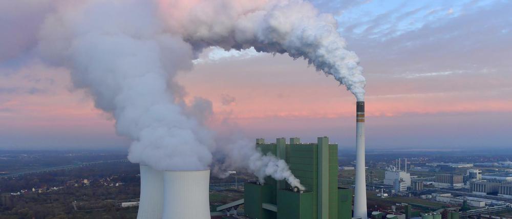 Dampfwolken ziehen vom Kraftwerk Schkopau in Sachsen in den Abendhimmel.