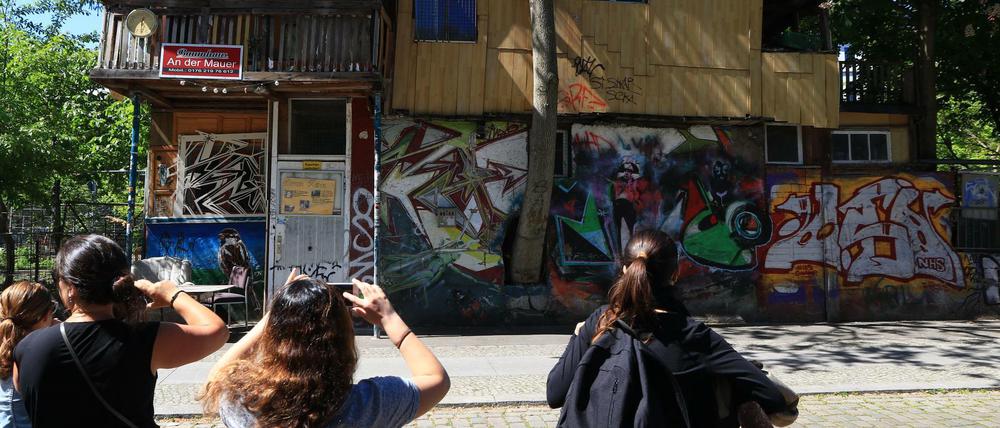 Das Baumhaus von Osman Kalin an der ehemaligen Mauer am Bethaniendamm ist eine Attraktion.