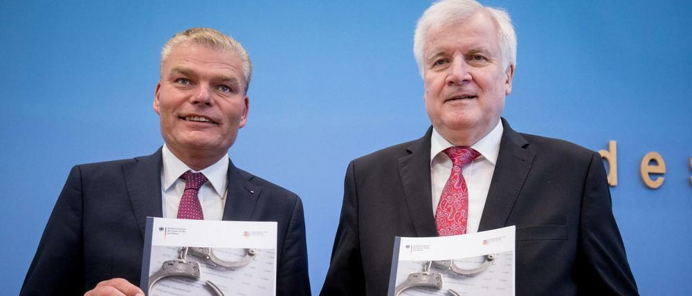 Innenminister Horst Seehofer (CSU, rechts) und der Vorsitzende der Innenministerkonferenz, Sachsen-Anhalts Innenminister Holger Stahlknecht (CDU,).