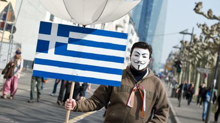 Ein Mann mit Guy-Fawkes-Maske demonstriert vor der EZB gegen die Politik der Griechenland-Gläubiger.