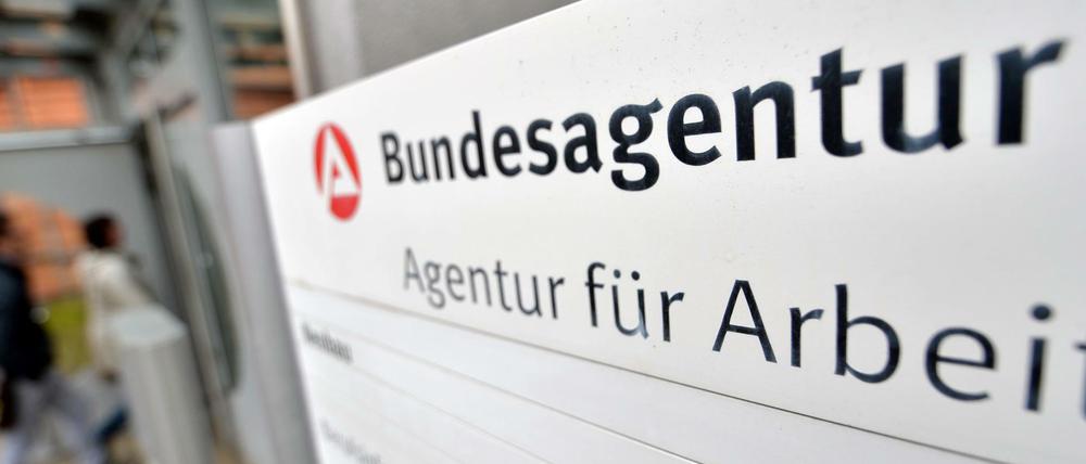 Arbeitsagentur spart Überschüsse für Krisen.