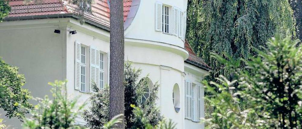 Erklärungsbedürftig. Vor dem Dahlemer Wohnsitz des Bundespräsidenten wird am Montag eine Gedenkstele an den jüdischen Vorbesitzer Hugo Heymann aufgestellt, der sich 1933 gezwungen sah, sein Haus weit unter Wert zu verkaufen.