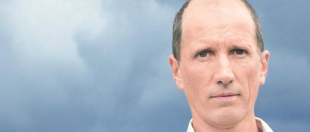 Weisheit trifft auf Unerbittlichkeit. Der 1969 in Innsbruck geborene Schriftsteller und Musiker Hans Platzgumer.