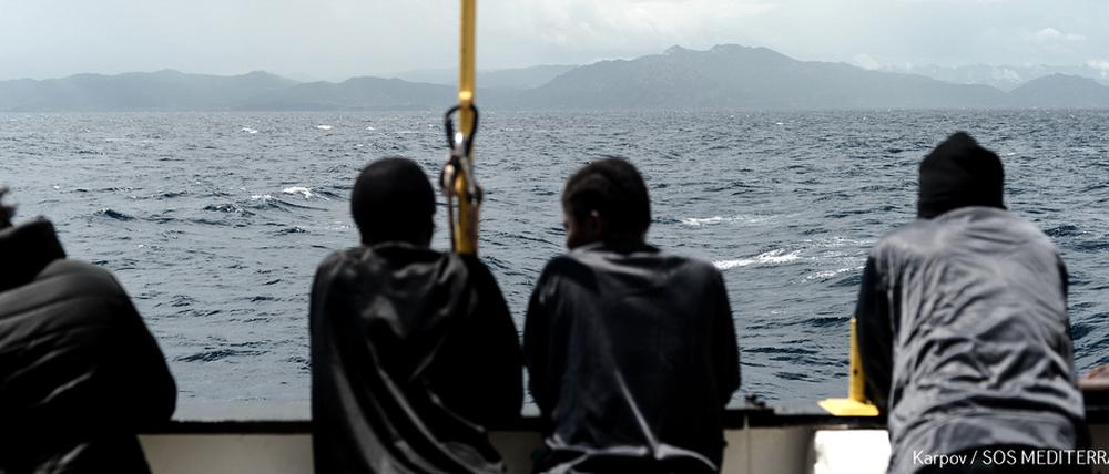 Land in Sicht? Geflüchtete an Bord der MS Aquarius.