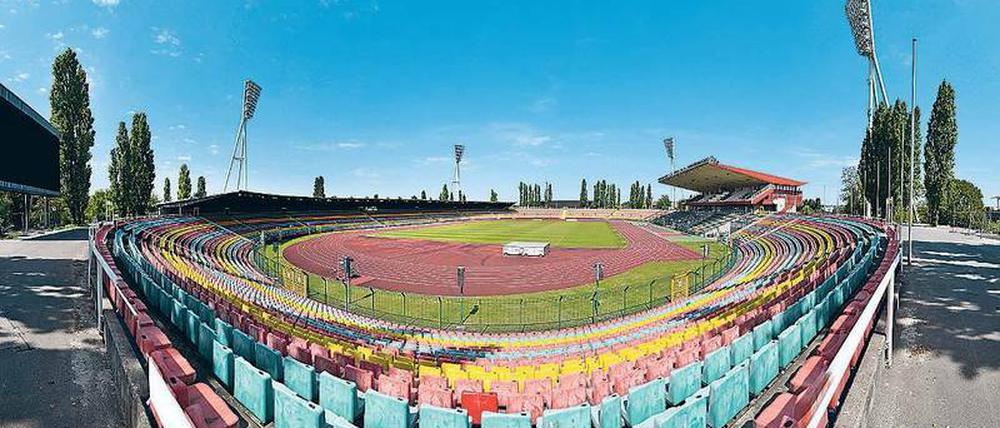 Sportlich. Das Fußballstadion im Jahn-Sportpark.