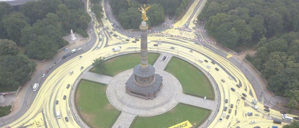Dieses Bild - veröffentlicht von Greenpeace - zeigt das Ausmaß des Greenpeace-Protests an der Siegessäule.