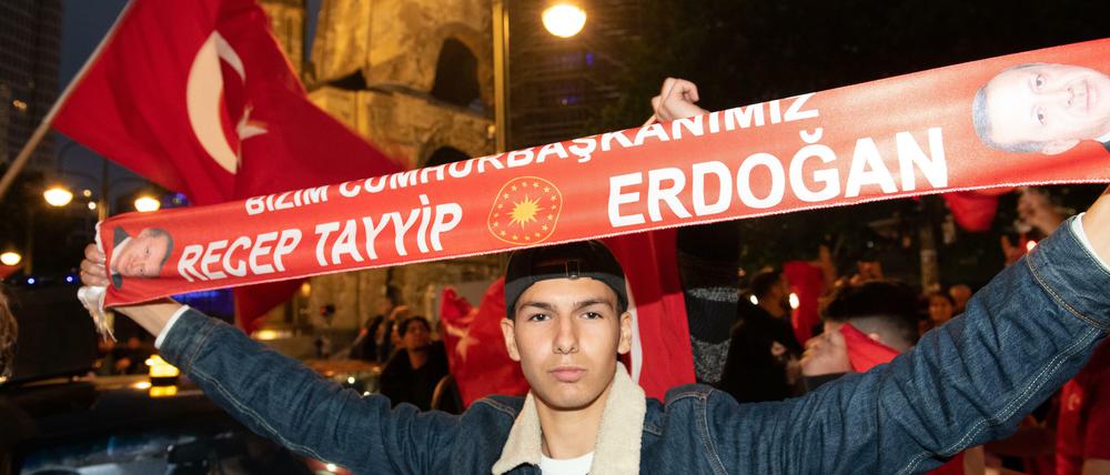 Erdogan-Anhänger nach der Wahl auf dem Kurfürstendamm in Berlin