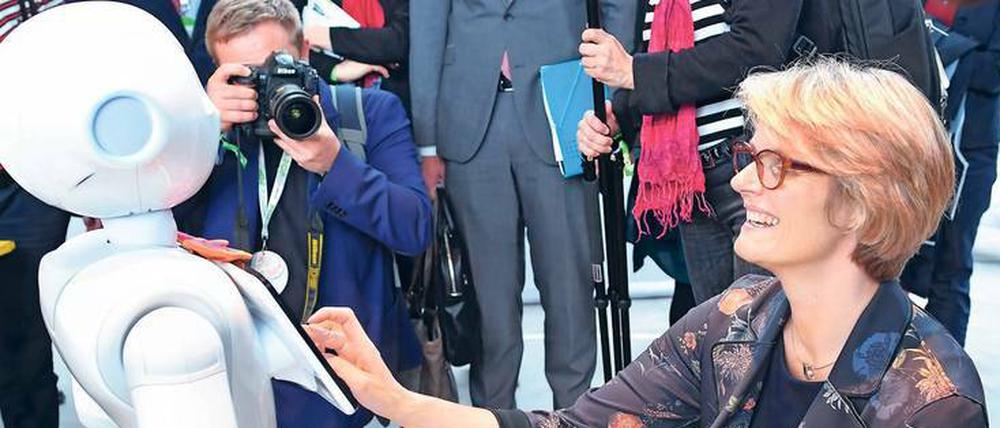 Forschung zum Anfassen. Bundesbildungsministerin Anja Karliczek (CDU) zählt Wissenschaftskommunikation zu ihren drei politischen Prioritäten. Wissenschaftler sollten gegenüber der Gesellschaft Rechenschaft ablegen.