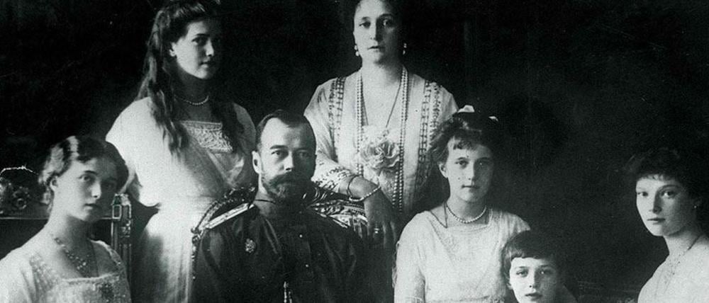 Zar Nikolaus II. im Jahr 1914 mit einem Teil seiner Familie.