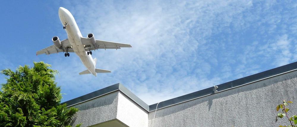 Unser Autor hat schon einige Stadtteile besucht, wo die Flugzeuge verdächtig niedrig fliegen. Das alles aber war nichts gegen Reinickendorf.