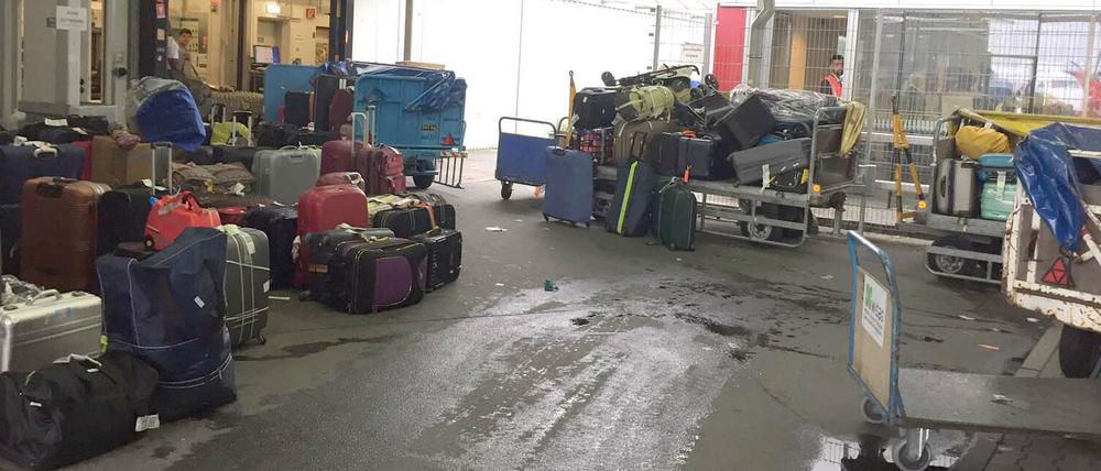 Problemgepäck. In Tegel muss man auf seine Koffer oft sehr lange warten.