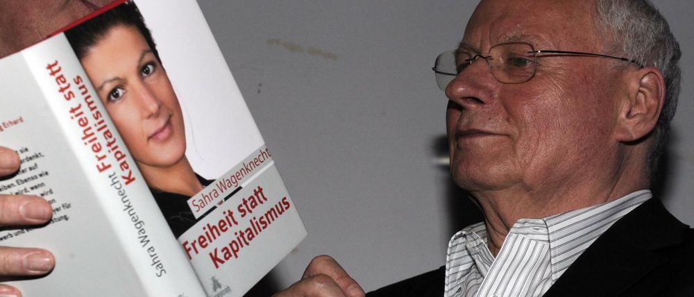 Oskar Lafontaine mit einem Buch seiner Partnerin Sahra Wagenknecht
