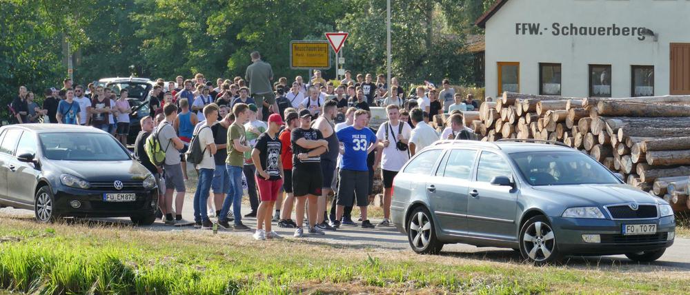 Teilnehmer einer Hass-Demo gegen den Youtuber "Drachenlord".