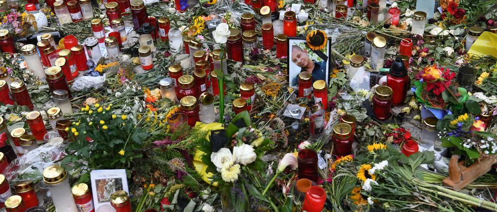 Gedenken an Daniel H. Der Haftbefehl gegen einen der mutmaßlichen Täter der tödlichen Messerattacke fand sich seit Dienstagabend auf vielen Seiten im Netz.