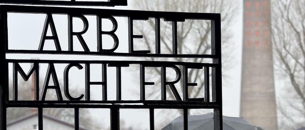 Jugendliche beim Besuch des früheren Konzentrationslagers Sachsenhausen.