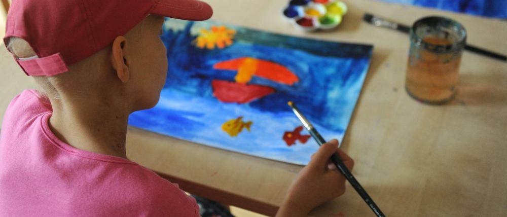 Um besser mit Chemo- oder Strahlentherapie klarzukommen, werden in einigen Kliniken Naturheilverfahren angeboten – oder, wie hier, Kunsttherapie.